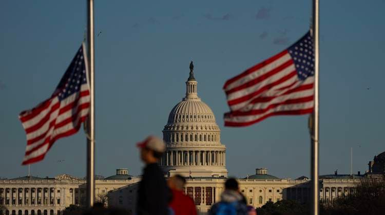 News Themen der Woche KW01 News Bilder des Tages Flags surrounding the Washington Monument are lowered to half staff honoring the death of Jimmy Carter, 39th President of the United States on Monday, December 30, 2024. Carter, who died at the age of 100 in his hometown of Plains, Georgia, continued a life of service since his presidency.  WAP20241230941 LeighxVogel