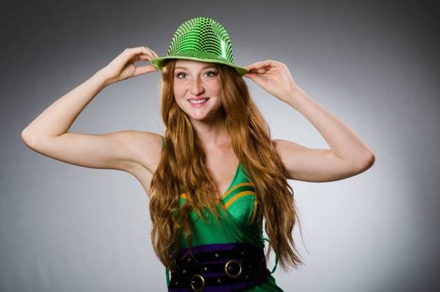 Young woman wearing green dress ,model released, Symbolfoto  Copyright: xZoonar.com ElnurxAmikishiyevx 6967174 ,model released, Symbolfoto ,property released