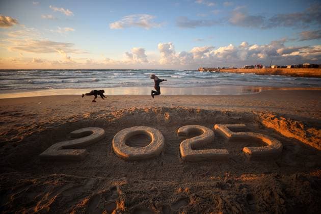 News Themen der Woche KW01 New Year 2025 In Gaza Palestinian children play in front of a sand sculpture representing the year 2025 on the beach of Khan Younis city in the southern Gaza Strip on December 30, 2024, amid the continuing war between Israel and the militant Hamas group. Gaza Palestine  Copyright: xMajdixFathix originalFilename: fathi-notitle241230_npdeR.jpg