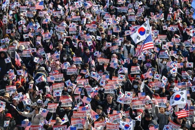 News Themen der Woche KW01 News Bilder des Tages A Seoul court issues a warrant to detain impeached President in Seoul, South Korea - 31 Dec 2024 Supporters of impeached South Korea President Yoon Suk Yeol wave US and South Korean flags as they gather near the presidential residence in Seoul. A Seoul court on December 31 issued a warrant to detain impeached President Yoon Suk Yeol over his botched martial law imposition making him the first sitting South Korean president to face arrest. The Seoul Western District Court approved a request from the Corruption Investigation Office for High-ranking Officials (CIO) to issue the warrant against President Yoon Suk Yeol on charges of masterminding the botched December 3 martial law declaration, orchestrating the insurrection and abusing power ac Copyright: xKimxJae-Hwanx xSOPAxImagesx jhk241231003