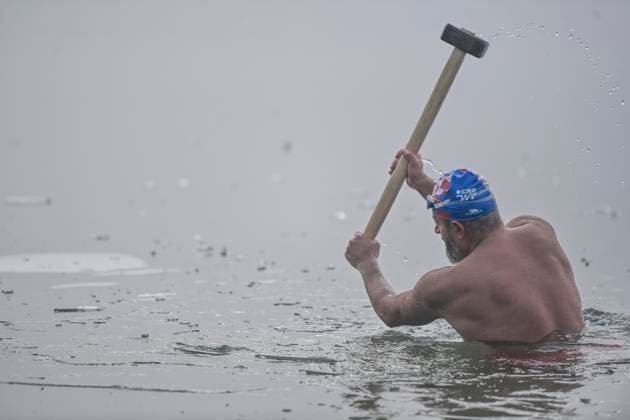 News Themen der Woche KW01 News Bilder des Tages Traditional swimming on New Year s Eve in the half frozen lake Swimmer breaking ice in a frozen lake during a traditional swimming on New Year s Eve in the lake Jarun at noon on December 31, 2024 in Zagreb, Croatia. They say goodbye to the old and welcome the new year.  IgorxSoban PIXSELL