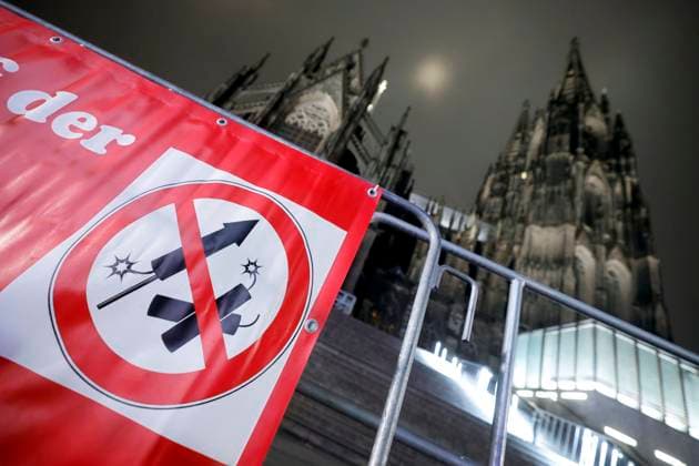 News Themen der Woche KW01 Die Stadt Köln hat zu Silvester eine Böllerverbotszone eingerichtet: Zum Jahreswechsel 2024 auf 2025 sollen linksrheinisch zwischen Rhein und Ringen weder Pyrotechnik noch Böller gezündet werden. Plakate, Banner und Absperrgitter bestimmen das Straßenbild rund um Roncalliplatz, Bahnhofsvorplatz, Domplatte und Domumfeld am Hauptbahnhof. (Themenbild, Symbolbild) Köln, 31.12.2024 NRW Deutschland Copyright: xChristophxHardtx