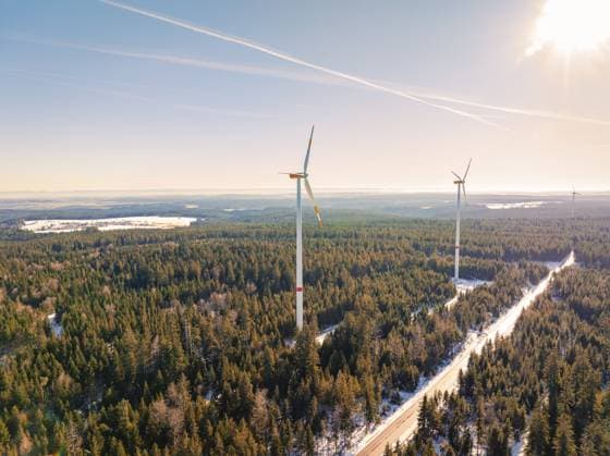 Verschneiter Wald mit Windkraftanlagen unter klarem Himmel, Seewald, Schwarzwald, Deutschland, Europa Snow-covered forest with wind turbines under a clear sky, Seewald, Black Forest, Germany, Europe Copyright: imageBROKER ManuelxKamuf ibxmlk12022528.jpg