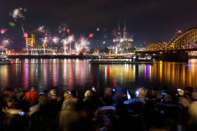 Bilder des Jahres 2025, News 01 Januar News Themen der Woche KW01 News Bilder des Tages Jahreswechsel in Köln: An Silvester besteht zwar rund um den Kölner Dom in der Innenstadt eine böllerfreie Zone, aber Raketen dürfen abgefeuert werden. Viele Schaulustige haben sich auf dem Rheinboulevard eingefunden, um von Köln Deutz aus einen Blick auf den Kölner Dom und das Feuerwerk zu erhaschen. Kölner und Touristen fackeln Feuerwerk, Böller und Raketen ab und feiern den Ausklang des Jahres. (Themenbild, Symbolbild) Köln, 01.01.2025 NRW Deutschland *** New Years Eve in Cologne Although there is a firecracker-free zone around Cologne Cathedral in the city center on New Years Eve, rockets may be fired Many onlookers have gathered on the Rheinboulevard to catch a glimpse of Cologne Cathedral and the fireworks from Cologne Deutz Copyright: xChristophxHardtx
