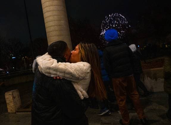 January 1, 2025, Toronto, On, Canada: A couple shares a kiss just after midnight at a New Year s celebration in Toronto, Wednesday, January 1, 2025. Toronto Canada  - ZUMAc35_ 20250101_zaf_c35_001 Copyright: xLauraxProctorx