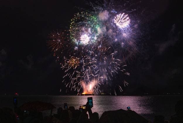 January 1, 2025, Toronto, On, Canada: People watch New Year s fireworks by the waterfront in Toronto on Wednesday, January 1, 2025. Toronto Canada  - ZUMAc35_ 20250101_zaf_c35_002 Copyright: xLauraxProctorx