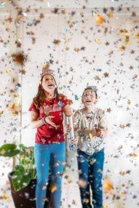 IMAGO Creative, Silvester Creative Highlights Symbolbilder Children smiling at falling confetti on New Year?s Eve Tulsa, Oklahoma, United States CR_KRRY241230-1608650-01 ,model released, Symbolfoto