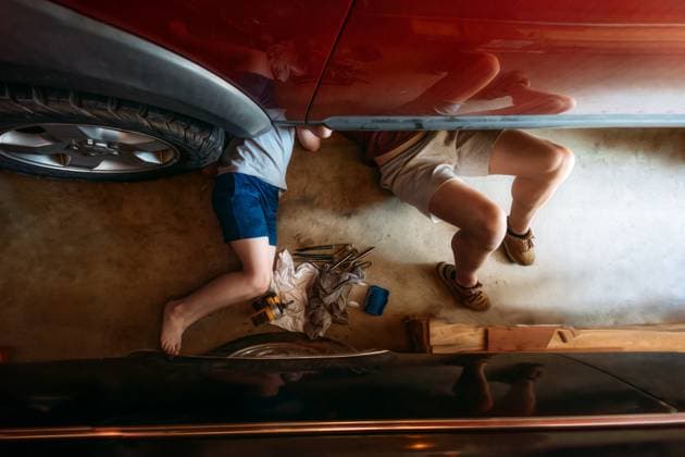 Creative Highlights Symbolbilder Father and Son working under a car Tulsa, Oklahoma, United States CR_KRRY241230-1608652-01 ,model released, Symbolfoto