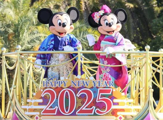 Entertainment Themen der Woche KW01 Entertainment Bilder des Tages January 1, 2025, Urayasu, Japan - Disney characters Mickey (L) and Minnie Mouse (R) in traditional kimono dresses celebrate New Year from a float at the New Year s parade at the Tokyo Disneyland in Urayasu, suburban Tokyo on Wednesday, January 1, 2025. The New Year parade will be held through January 13. (photo by Yoshio Tsunoda AFLO)  , aflo_277479869.jpg,
