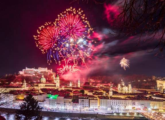 News Themen der Woche KW01 News Bilder des Tages Silvester (New Year Year s Eve), public fireworks, fortress castle Hohensalzburg, old town, river Salzach, cathedral, from mountain Kapuzinerberg Salzburg Flachgau Salzburg Austria