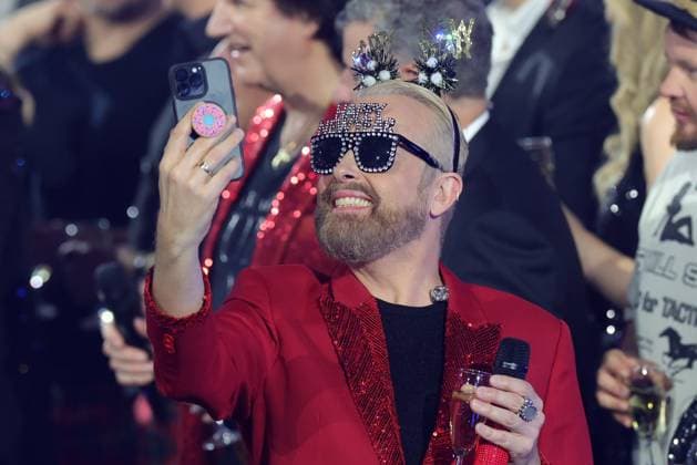Entertainment Themen der Woche KW01 Silvester-Schlagerboom 2025 Die Wunderlichtershow Ross Antony macht ein Selfie von sich und den Gästen. Silvester-Schlagerboom 2025 live mit Florian Silbereisen am 31. Dezember 2024 in der Basketballarena des FC Bayern München, BMW Park München. *** Silvester Schlagerboom 2025 Die Wunderlichtershow Ross Antony takes a selfie of himself and the guests Silvester Schlagerboom 2025 live with Florian Silbereisen on December 31, 2024 in the basketball arena of FC Bayern Munich, BMW Park Munich
