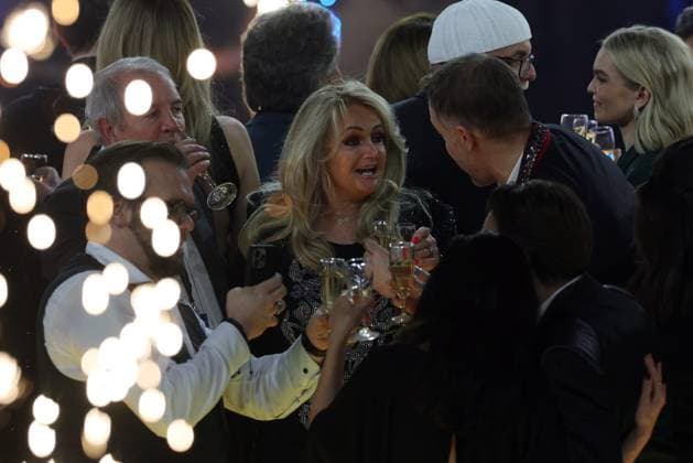 Silvester-Schlagerboom 2025 Die Wunderlichtershow Bonnie Tyler. Silvester-Schlagerboom 2025 live mit Florian Silbereisen am 31. Dezember 2024 in der Basketballarena des FC Bayern München, BMW Park München. *** Silvester Schlagerboom 2025 Die Wunderlichtershow Bonnie Tyler Silvester Schlagerboom 2025 live with Florian Silbereisen on December 31, 2024 in the basketball arena of FC Bayern Munich, BMW Park Munich