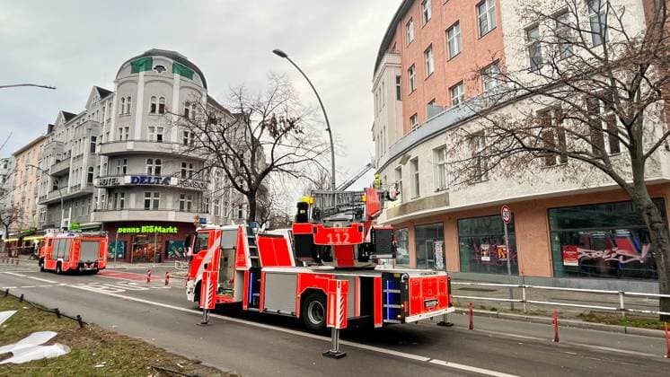 News Themen der Woche KW01 News Bilder des Tages 01.01.2025,Neujahr,Berlin,Impressionen vom ersten Tag des Jahres 2025.Zahlreiche Fensterscheiben von Wohnhäusern sind durch Feuerwerkskörper zu Schaden gekommen.Bezirk Schöneberg Hauptstrasse Belziger Strasse Vorbergstrasse *** 01 01 2025,New Year,Berlin,Impressions from the first day of 2025 Numerous windows of residential buildings were damaged by fireworks District Schöneberg Hauptstrasse Belziger Strasse Vorbergstrasse