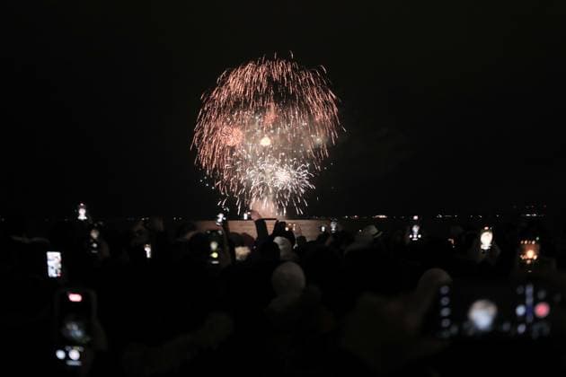 New Year Celebration In Toronto, Canada People take photos and videos as fireworks light up the sky over Lake Ontario during New Year s celebrations in Toronto, Ontario, Canada, on January 1, 2025. Toronto Canada  Copyright: xArrushxChoprax originalFilename: chopra-notitle250101_npcod.jpg
