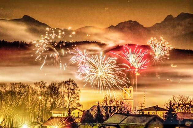 News Themen der Woche KW01 News Bilder des Tages Silvester-Feuerwerk über Glonn, nächtlicher Blick bis zu den Alpen, Glonn in Oberbayern, 1. Januar 2025 Deutschland, Glonn, Landkreis Ebersberg, 1. Januar 2025, Silvester-Feuerwerk kurz nach Mitternacht, ein dichter Feinstaub-Nebel liegt über dem Ort, der Kirchturm der katholischen Pfarrkirche St. Johannes ragt aus dem Feuerwerksnebel, Fernsicht bis zu den Alpen, die sich am Horizont abzeichnen, Inversionswetterlage, Oberbayern, Glonn hat ca. 5.300 Einwohner, hohe Feinstaubbelastung, hohe Feinstaubwerte, Umwelt, Bayern