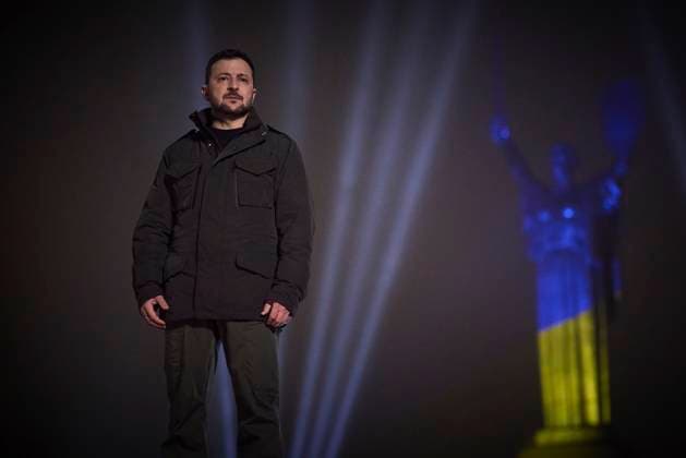 News Themen der Woche KW01 December 31, 2024, Kyiv, Kiev Oblast, Ukraine: Ukrainian President Volodymyr Zelenskyy, delivers his annual New Years address to the Ukrainian people while standing next to the Mother Ukraine statue, December 31, 2024 in Kiev, Ukraine. Kyiv Ukraine - ZUMAp138 20241231_zaa_p138_001 Copyright: xUkrainexPresidency UkrainianxPrex