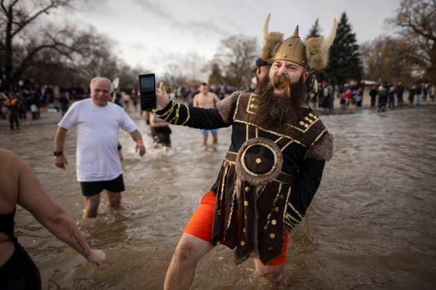 January 1, 2025, Toronto, On, Canada: People participate in the annual polar bear dip on New Year s Day in Oakville, Ont., Wednesday, Jan. 1, 2025. Toronto Canada  - ZUMAc35_ 20250101_zaf_c35_053 Copyright: xNickxIwanyshynx