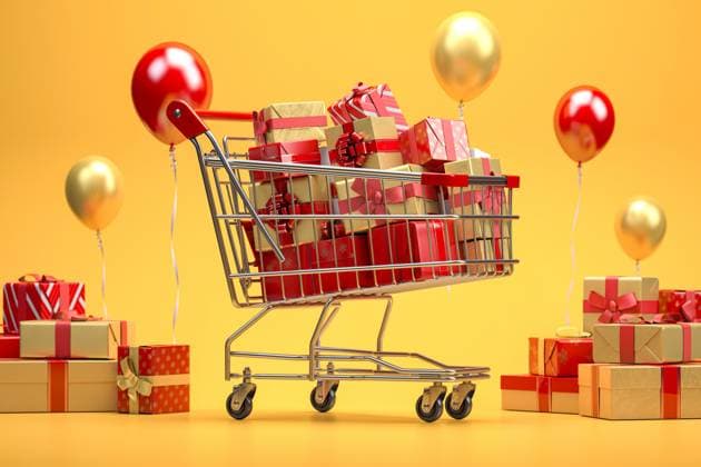 Einkaufswagen voller Geschenk-Boxen mit Bändern und Bögen auf einem roten backgreound. Neujahr und Weihnachten Einkaufen Konzept. 3d Illustration Shopping cart full of gift boxes with ribbons and bows on a red backgreound. New year and Christmas shopping concept. 3d illustration Copyright: xZoonar.com MaksymxYemelyanovx 20833159