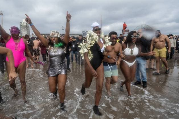 Bilder des Jahres 2025, News 01 Januar News Themen der Woche KW01 News Bilder des Tages January 1, 2025, New York, New York, UNITED STATES: People celebrate the new year by running into the Atlantic Ocean in the Coney Island neighborhood of Brooklyn in New York City, New York, U.S. January 1, 2025. New York UNITED STATES - ZUMAk154 20250101_znp_k154_026 Copyright: xStephaniexKeithx