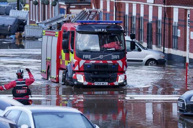 News Themen der Woche KW01 News Bilder des Tages (250102) -- MANCHESTER, Jan. 2, 2025 -- A rescue vehicle runs on a road in Manchester, Britain, Jan. 1, 2025. A major incident had been declared in Greater Manchester after widespread flooding struck across the region on New Year s Day. (Photo by Xinhua) BRITAIN-MANCHESTER-FLOOD JonxSuper 