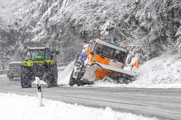 News Themen der Woche KW01 News Bilder des Tages Wintereinbruch im Taunus Ein Fahrzeug des Winterdienstes ist bei Schneefall in den Graben gerutscht. In den Höhenlagen des Taunus sind am Vormittag über 10cm Neuschnee gefallen., Schmitten Hessen Deutschland *** Onset of winter in the Taunus A winter service vehicle slipped into a ditch during snowfall More than 10 cm of fresh snow fell in the heights of the Taunus this morning , Schmitten Hessen Germany