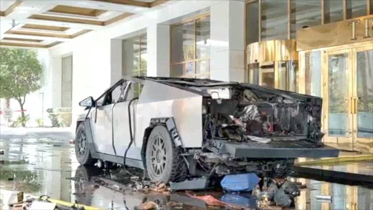 Bilder des Jahres 2025, News 01 Januar News Themen der Woche KW01 News Bilder des Tages RECORD DATE NOT STATED 266490.jpg A Tesla Cybertruck exploded in flames outside the Trump International Hotel Las Vegas on Wednesday (January 1), killing the driver and injuring seven others. The Las Vegas Metropolitan Police Department released footage showed the moment of the explosion with charred gasoline canisters and firework mortars in the bed of the badly burned truck. Authorities believe fireworks, gas tanks, and camping fuel were connected to a detonation system controlled by the driver in the Tesla Cybertruck that exploded outside the Hotel in Las Vegas Wednesday morning. (LAS VEGAS METROPOLITAN POLICE DEPARTMENT HANDOUT VIA EYEPRESS) EDITORIAL USE ONLY  Copyright: xx 266490 x eyepress125316