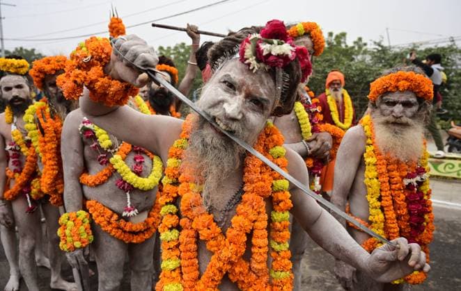 Bilder des Jahres 2025, News 01 Januar News Themen der Woche KW01 News Bilder des Tages January 2, 2025, Prayagraj, Uttar Pradesh, India: Sadhus (holy men) from the Shree Mahanirvani Akhada participate in Chavni Pravesh , or royal entry procession, towards the Sangam area during the first entry for the Maha Kumbh Mela Festival in Prayagraj. Prayagraj India - ZUMAv115 20250102_zap_v115_060 Copyright: xPrabhatxKumarxVermax