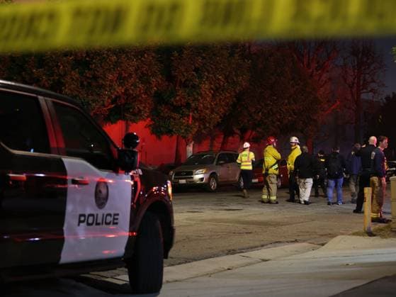 News Themen der Woche KW01 News Bilder des Tages (250103) -- LOS ANGELES, Jan. 3, 2025 -- Firefighters and police officers work near a commercial building, where a small plane crashed into the rooftop, in Fullerton, California, the United States, Jan. 2, 2025. Two people were killed and 18 others were injured after a small plane crashed into the rooftop of a commercial building on Thursday near Los Angeles, according to local authorities. (Photo by Xinhua) (SpotNews)U.S.-LOS ANGELES-SMALL PLANE-ACCIDENT QiuxChen 