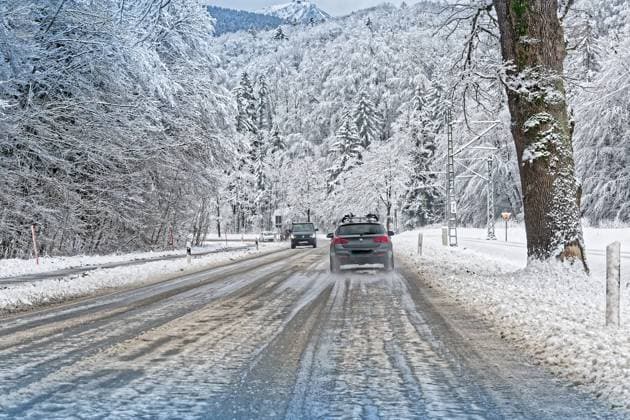 News Themen der Woche KW01 News Bilder des Tages Achtung Glatteis. Winterliche Fahrbahn im bayerischen Alpenvorland bei Siegsdorf. Siegsdorf Bayern Deutschland Copyright: xRolfxPossx