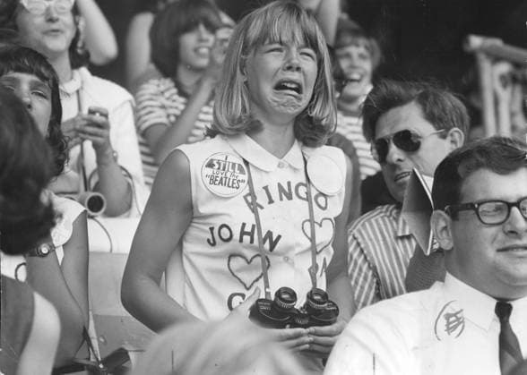 Archivbilder der Woche KW01 A pop music milestone: The Beatles meet Elvis Screaming teens watch the Beatles perform at Comiskey Park in Chicago on Aug. 20, 1965. (Chicago Tribune archive photo TNS) Chicago IL USA EDITORIAL USE ONLY Copyright: xx 1171714 ChicagoxTribunex krtphotoslive727317
