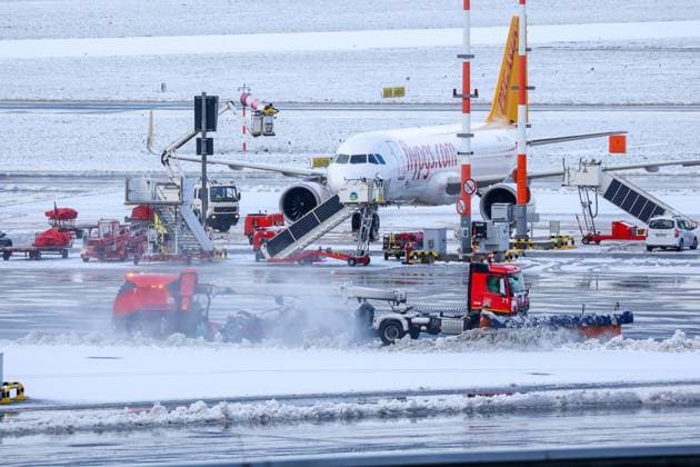 News Themen der Woche KW01 News Bilder des Tages Schnee in Hamburg Schnee wird am Flughafen in Hamburg geräumt. Hamburg Hamburg Deutschland *** Snow in Hamburg Snow is cleared at the airport in Hamburg Hamburg Hamburg Germany