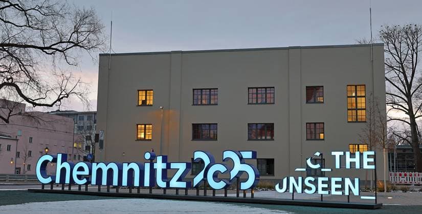 Hartmannfabrik Zentrale der Europäischen Kulturhauptstadt Chemnitz 2025 03.01.2025, Chemnitz, Das sächsische Chemnitz ist die Kulturhauptstadt 2025, eine große Leuchtschrift vor der Hartmannfabrik Die Hartmannfabrik ist Zentrale der Europäischen Kulturhauptstadt Chemnitz 2025 Chemnitz Sachsen BRD *** Hartmannfabrik Headquarters of the European Capital of Culture Chemnitz 2025 03 01 2025, Chemnitz, Chemnitz in Saxony is the Capital of Culture 2025, a large illuminated sign in front of the Hartmannfabrik The Hartmannfabrik is the headquarters of the European Capital of Culture Chemnitz 2025 Chemnitz Saxony BRD