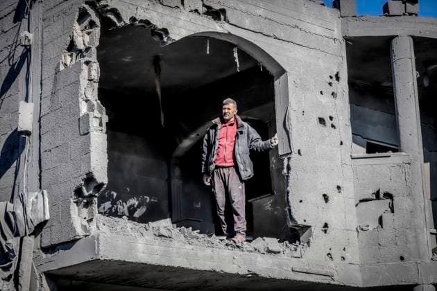 News Themen der Woche KW01 News Bilder des Tages Israeli-Palestinian conflict January 3 A Palestinian in the ruins of an apartment following an Israeli airstrike at the Nuseirat refugee camp in central Gaza, on Friday, Jan. 3, 2025. Israeli Prime Minister Benjamin Netanyahu has authorized a delegation to travel to Qatar for discussions on a ceasefire with Hamas in Gaza. Gaza Gaza Strip Palestinian territories Copyright: xSaeedxJarasx