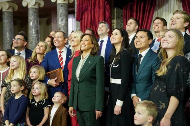 News Themen der Woche KW01 News Bilder des Tages Vice President Kamala Harris participates in the ceremonial swearing-in ceremony with Senator John Curtis (R-UT) and his family in the Old Senate Chamber at the U.S. Capitol in Washington, DC on January 3, 2025. The ceremonial swearing-in ceremony takes place at the start of each Congress with January 3, 2025 marking the 119th United States Congress.  WAP20250103913 LeighxVogel
