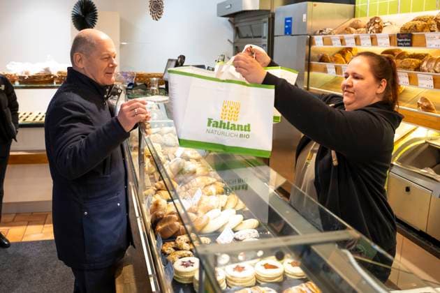 News Themen der Woche KW01 News Bilder des Tages Olaf Scholz (SPD), Bundeskanzler, nimmt als direkt gewaehlter Abgeordneter fuer den Wahlkreis 61 (Wahlkreis Potsdam Potsdam-Mittelmark II Teltow-Flaeming II ). Hier beim Besuch der Baeckerei und Konditorei Fahland .Potsdam, 03.01.2025. Potsdam Deutschland *** Olaf Scholz SPD , Federal Chancellor, as directly elected representative for the constituency 61 constituency Potsdam Mittelmark II Teltow Flaeming II Here visiting the bakery and confectionery Fahland Potsdam, 03 01 2025 Potsdam Germany Copyright: xThomasxImox