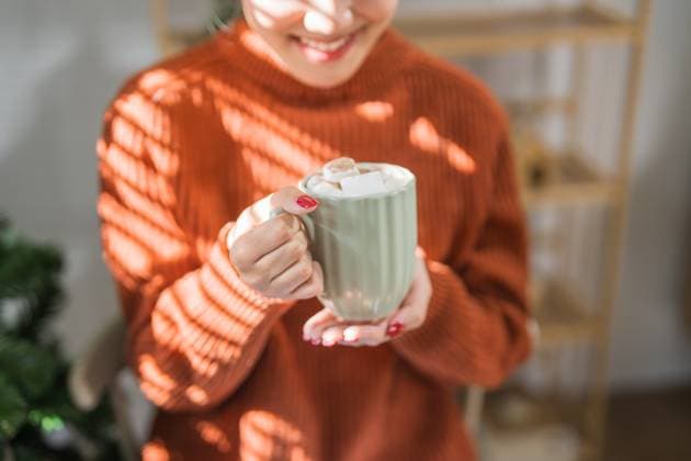 Creative Highlights Symbolbilder Frau hält Tasse mit aromatischem Kakao mit Marshmallows. Heiligabend mit Tasse leckerer heißer Schokolade gemütliche Urlaubsatmosphäre zu Hause Woman holding cup of aromatic cocoa with marshmallows. Christmas eve with cup of tasty hot chocolate cozy holiday atmosphere at home. ,model released, Symbolfoto Copyright: xZoonar.com SirijitxJongcharoenkulchaix 22561562 ,model released, Symbolfoto ,property released