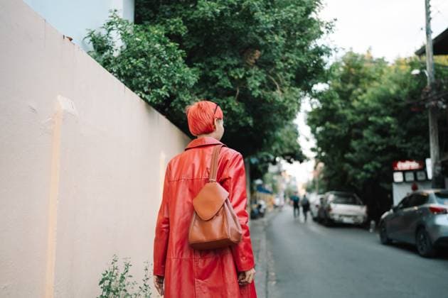 Creative Highlights Symbolbilder Gen z Mädchen Leder Mode mit Punk asiatische Frau Tourist der lokalen Stadt Südostasien reisen trendige rosa Frisur junge weibliche Punk-Reisende zu Fuß rund um in der Stadt Gen z girl leather fashion with punk Asian woman tourist of local city Southeast Asia travel trendy pink hairstyle young female punk traveler walking around in town ,model released, Symbolfoto Copyright: xZoonar.com SirijitxJongcharoenkulchaix 22561755 ,model released, Symbolfoto ,property released