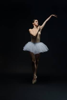 Creative Highlights Symbolbilder Graceful ballet dancer performing an elegant pose in a dimly lit studio Graceful ballet dancer performing an elegant pose in a dimly lit studio ,model released, Symbolfoto Copyright: xZoonar.com AndreyxGuryanovx 22564399 ,model released, Symbolfoto ,property released