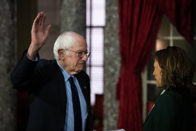 News Themen der Woche KW01 News Bilder des Tages Vice President Kamala Harris swears in Senators Vice President Kamala Harris administers a ceremonial oath of office to Sen. Bernie Sanders (I-VT) on the first day of the 119th Congress in Washington, DC, on January 3, 2025. Washington DC United States  Copyright: xAllisonxBaileyx originalFilename: bailey-vicepres250103_npdrB.jpg