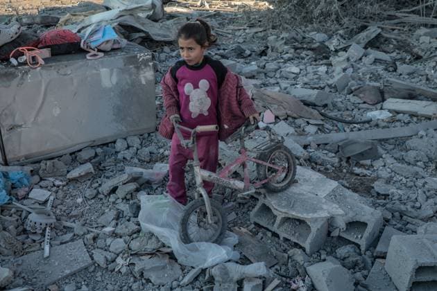 News Themen der Woche KW01 News Bilder des Tages (250103) -- MAGHAZI REFUGEE CAMP, Jan. 3, 2025 -- A girl is seen among the rubble after Israeli bombardment in the Maghazi refugee camp, central Gaza Strip, on Jan. 3, 2025. At least 33 Palestinians were killed in intense Israeli airstrikes across Gaza overnight, Palestinian Civil Defense spokesperson in Gaza Mahmoud Basal said Friday. In central Gaza, nine Palestinians were killed and 10 others injured in Israeli bombing of a house in the Maghazi refugee camp. (Photo by Xinhua) MIDEAST-GAZA-MAGHAZI REFUGEE CAMP-ISRAEL-BOMBARDMENT RizekxAbdeljawad 