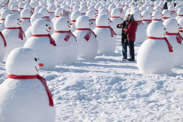 News Themen der Woche KW01 News Bilder des Tages (250104) -- HARBIN, Jan. 4, 2025 -- People pose for photos with snowmen at a farm of Beidahuang Group in Harbin, capital of northeast China s Heilongjiang Province, Jan. 4, 2025. Harbin, with many snow sculptures across the city, has emerged as one of China s top winter travel destinations, attracting tourists from around the globe. ) CHINA-HEILONGJIANG-HARBIN-TOURISM-SNOW SCULPTURES (CN) ZhangxTao 