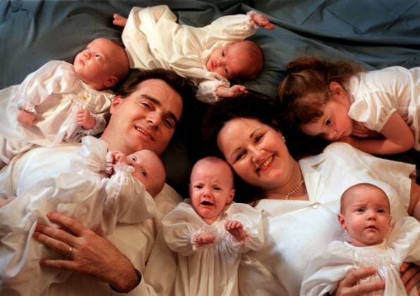 Archivbilder der Woche KW01 After scaring beginning, quintuplets thriving as they turn 18 Kent and Nancy Miller in 1998, with 3-year-old Anna, right, and going clockwise, the quintuplets: Ellie, Emery, Grace, Martin and Maggie at the top. (Corey Lowenstein Raleigh News & Observer TNS) Wake Forest NC USA EDITORIAL USE ONLY Copyright: xx 1186795 CoreyxLowensteinx krtphotoslive757347