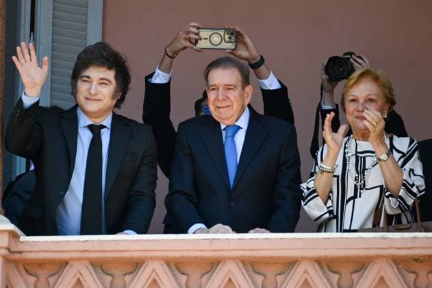News Themen der Woche KW01 News Bilder des Tages Visit Of Former Venezuelan Presidential Candidate, Edmundo Gonzalez Urrutia, To Argentina. In Buenos Aires, Argentina, on January 4, 2025, Argentine President Javier Milei, alongside Edmundo Gonzalez Urrutia, greets the thousands of Venezuelans who gather at the Casa Rosada to express their support and solidarity with the former Venezuelan presidential candidate. Ciudad Autonoma de Buenos Aires Argentina  Copyright: xJuanxManuelxBaezx originalFilename: baez-javirmil250104_npKAx.jpg