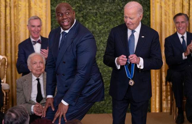 Bilder des Jahres 2025, Entertainment 01 Januar Entertainment Themen der Woche KW01 Entertainment Bilder des Tages Biden Medal of Freedom President Joe Biden presents retired athlete, philanthropist, and entrepreneur Earvin Magic Johnson, who bends to adjust his height, with the Presidential Medal of Freedom during a ceremony in the East Room of the White House on Saturday January 4, 2025. The Presidential Medal of Freedom is the Nation’s highest civilian honor, presented to individuals who have made exemplary contributions to the prosperity, values, or security of the United States, world peace, or other significant societal, public or private endeavors. Photo by Leigh Vogel Pool ABACAPRESS.COM Washington D.C. United States  Copyright: xPool ABACAx