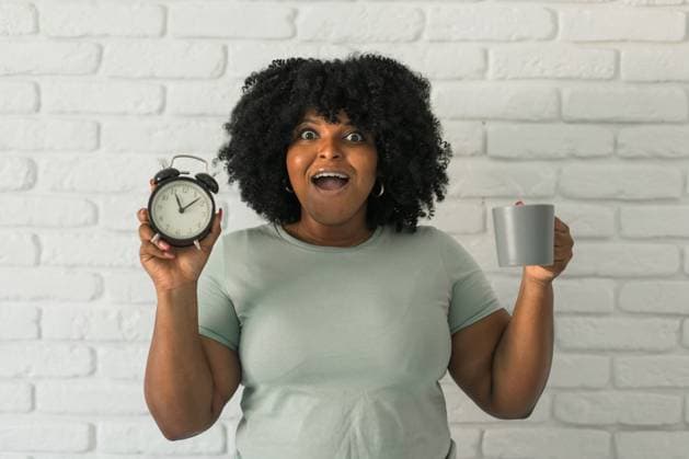Creative Highlights Symbolbilder Überrascht afrikanische amerikanische Frau hält Wecker erstaunt mit offenem Mund und Überraschung glückliches Gesicht zu Hause, auf Backstein Hintergrund. Als spät und Morgen Zeit und Zeit schnell vorbei Konzept Überrascht afrikanische amerikanische Frau hält Wecker erstaunt mit offenem Mund und Überraschung glückliches Gesicht zu Hause, auf Backstein Hintergrund. Als spät und Morgen Zeit und Zeit schnell vorbei Konzept ,model released, Symbolfoto Copyright: xZoonar.com TatianaxChekryzhovax 22577104 ,model released, Symbolfoto ,property released