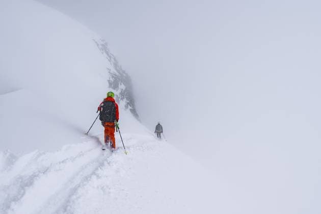 Skitourengeher am Wildhorn, Verschneite Berglandschaft und Nebel, Berner Alpen, Berner Oberland, Schweiz, Europa Ski tourers on the Wildhorn, Snowy mountain landscape and fog, Bernese Alps, Bernese Oberland, Switzerland, Europe Copyright: imageBROKER MoritzxWolf ibxmmw11658202.jpg ,model released, Symbolfoto ,property released