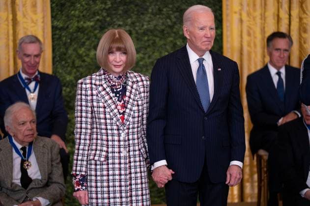 Entertainment Themen der Woche KW01 Entertainment Bilder des Tages January 4, 2025, Washington, District Of Columbia, USA: United States President Joe Biden presents Vogue Editor in Chief with the Presidential Medal of Freedom during a ceremony in the East Room of the White House on Saturday January 4, 2025. The Presidential Medal of Freedom is the Nation™s highest civilian honor, presented to individuals who have made exemplary contributions to the prosperity, values, or security of the United States, world peace, or other significant societal, public or private endeavors Washington USA - ZUMAs152 20250104_faa_s152_037 Copyright: xLeighxVogelx-xPoolxviaxCNPx