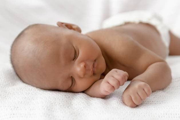 Creative Highlights Symbolbilder 01052 - INFANT BABY WRAPPED UP COSSYLY IN WHITE SHEET.jpg Three weeks old baby sleeping on white blanket cute infant newborn lying down close up shot eyes closed ,model released, Symbolfoto ,property released Copyright: xZoonar.com AltinxOsmanajx 10143427 ,model released, Symbolfoto ,property released