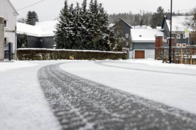News Themen der Woche KW01 News Bilder des Tages In der Nacht hat es wie hier in Siegen-Oberschelden noch einmal etwas geschneit. Reifenspuren im Schnee auf einer Strasse am Morgen. Inzwischen hat Regen eingesetzt und es besteht die Moeglichkeit (Möglichkeit) das es durch Eisregen glatt werden kann. Winter im Siegerland am 05.01.2025 in Siegen Deutschland. *** During the night it has snowed again like here in Siegen Oberschelden Tire tracks in the snow on a road in the morning In the meantime rain has started and there is a possibility that it can become slippery due to freezing rain Winter in Siegerland on 05 01 2025 in Siegen Germany