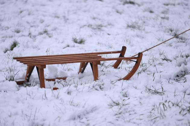 News Themen der Woche KW01 News Bilder des Tages 05.01.2025, Dortmund, Wintereinbruch in NRW - In der Nacht zum Sonntag ist es in NRW teils zu starkem Schneefall mit anschließendem Eisregen gekommen. Auf der Autobahn und auf den Straßen ist es aufgrund der Glätte zu starken beeinträchtigungen und zu Unfällen gekommen. Im Bild: Familien nutzen das winterliche Wetter im Park um Schlitten zu fahren. Rodeln Holzschlitten Hamburg Deutschland *** 05 01 2025, Dortmund, onset of winter in NRW On Sunday night, there was heavy snowfall followed by freezing rain in NRW On the highway and on the roads, there were severe disruptions and accidents due to the icy conditions In the picture Families take advantage of the wintry weather in the park to go sledding Tobogganing Wooden sledges Hamburg Ger
